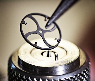 伯爵手表多长时间保养一次（伯爵表冠无法旋紧）